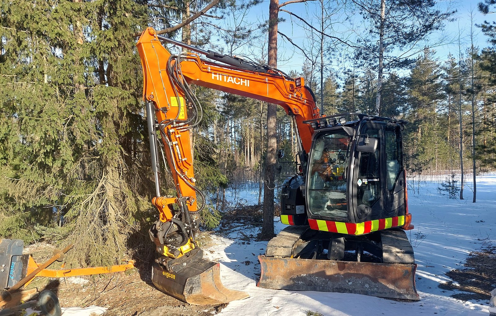 Vainiconin Hitachi-kaivinkone talvisella metsätyömaalla
