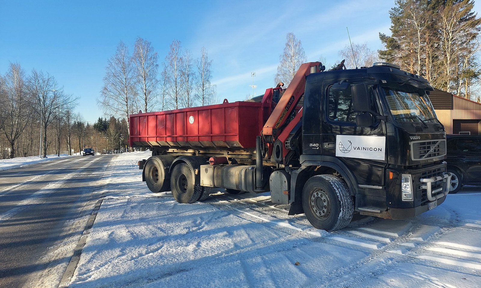 Vainiconin kuorma-auto ja vaihtolava talvisella tiellä